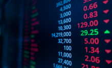 كيفية تداول المؤشرات؟ قائمة المؤشرات الأكثر تداولا معروضة على الشاشة.
