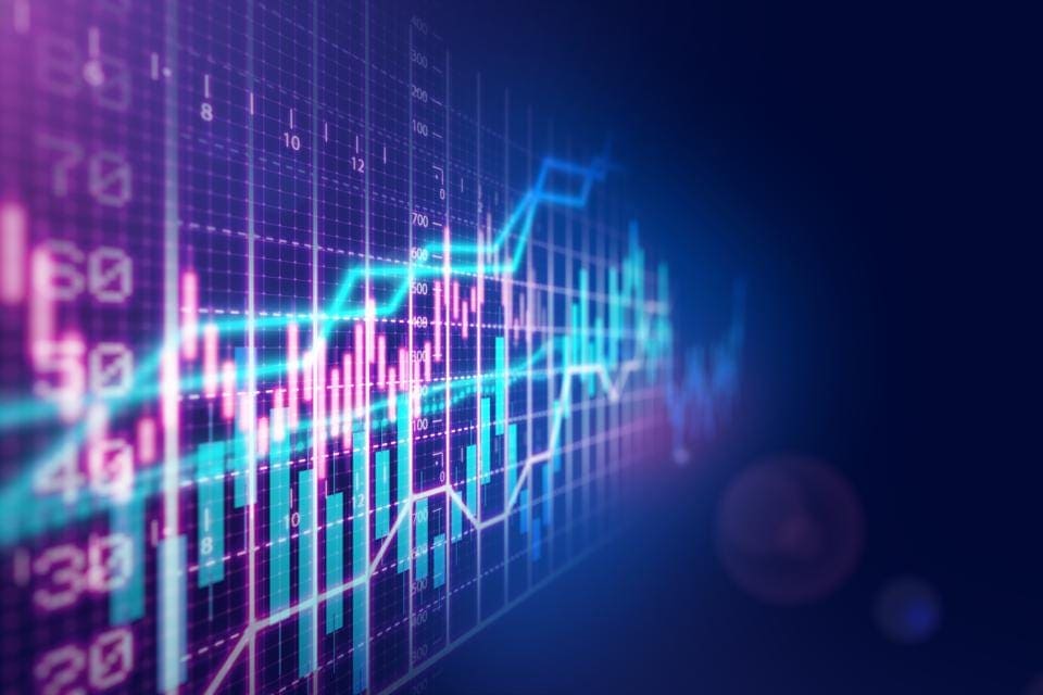 英降稅刺激經濟，鎊美飆漲375個點，歐美股指逆勢漲3%，黃金上漲近50美元，關注美國第二季度GDP
